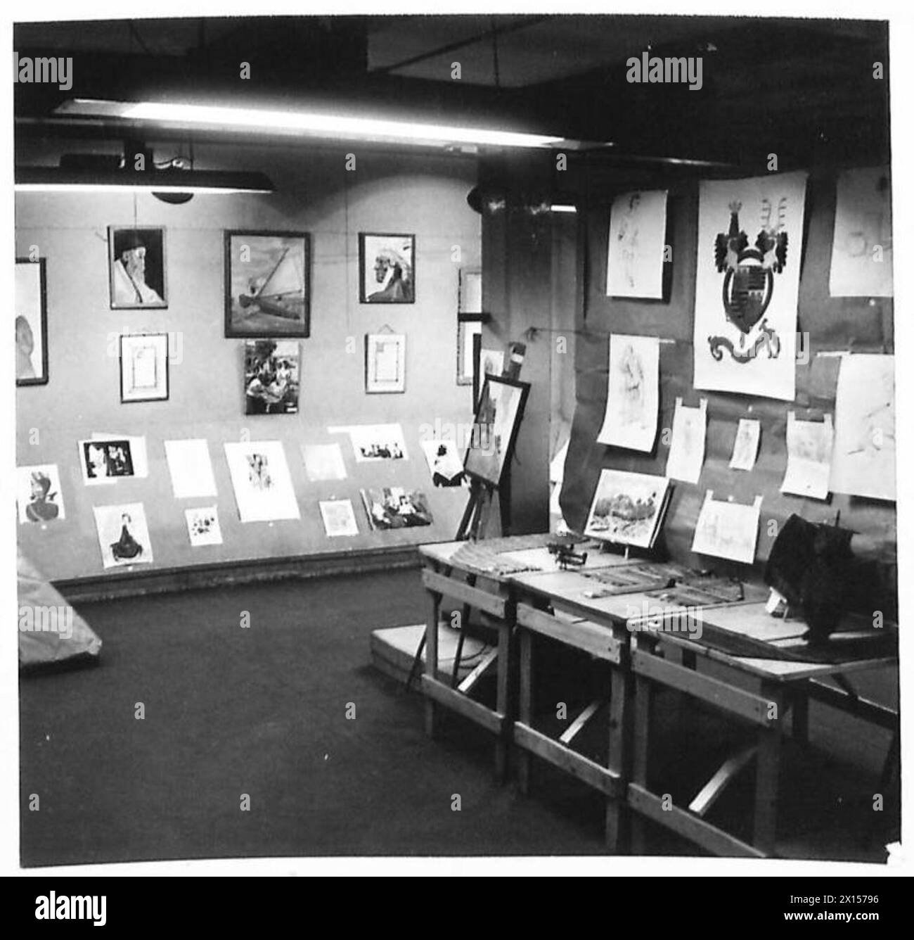 Le War Office organise une exposition de peintures et d'objets d'artisanat réalisés par des militaires et des civils, documentés par des photographies. Banque D'Images
