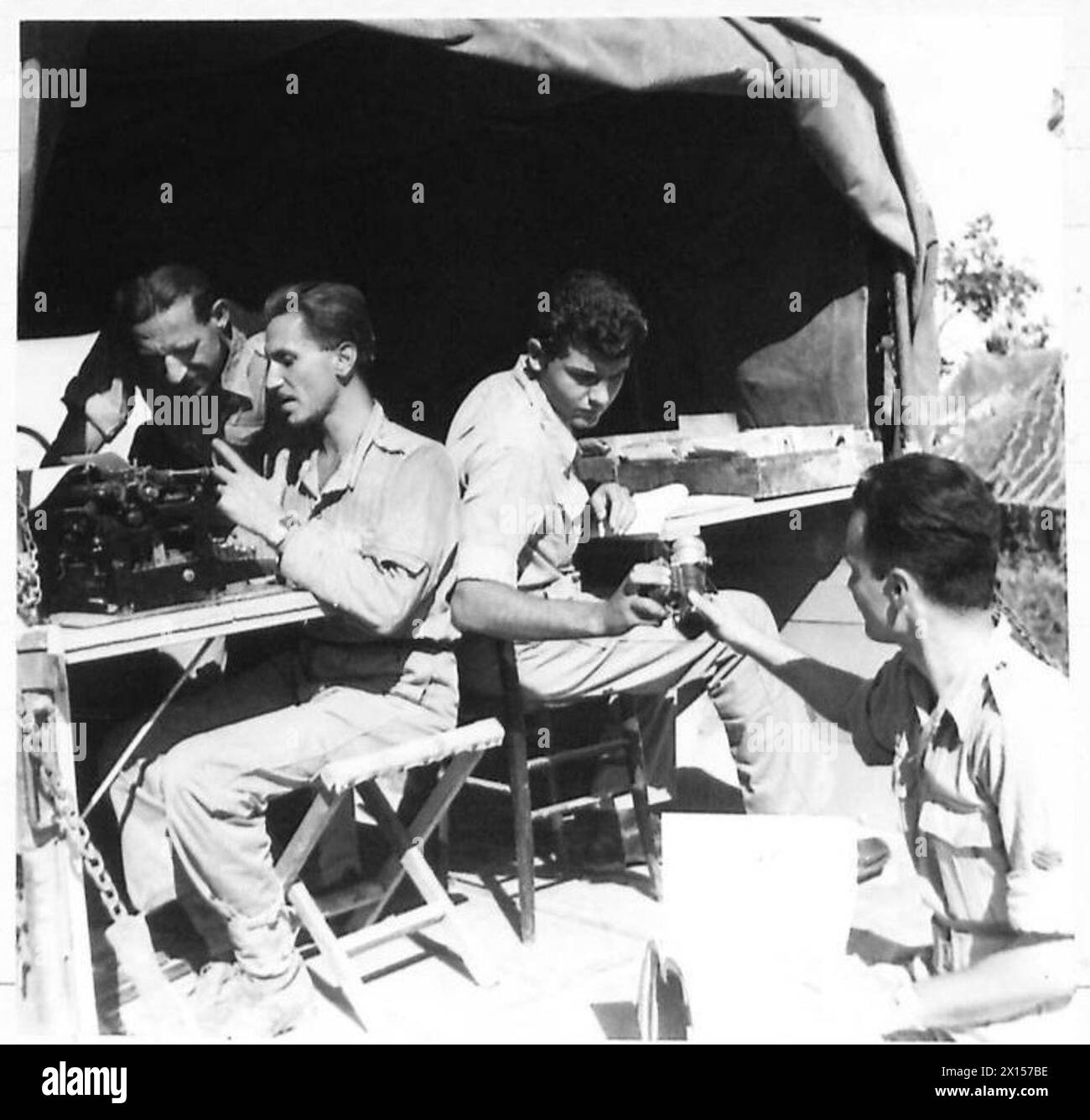 Le personnel grec des ateliers de la R.E.M.E. travaille dans un bureau de camions, y compris des commis et d'anciens civils effectuant des tâches militaires administratives et techniques pour la huitième armée. Banque D'Images