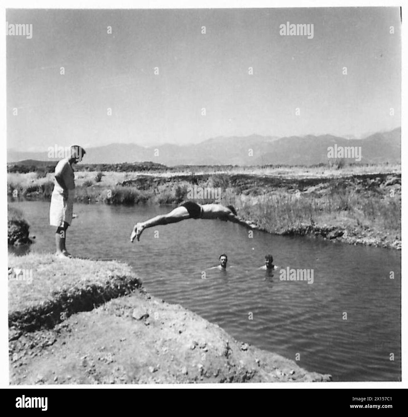 Les troupes britanniques nagent dans la rivière formant la frontière syro-turque, s'assurant qu'elles restent de leur côté pendant l'entraînement et la traversée. Banque D'Images