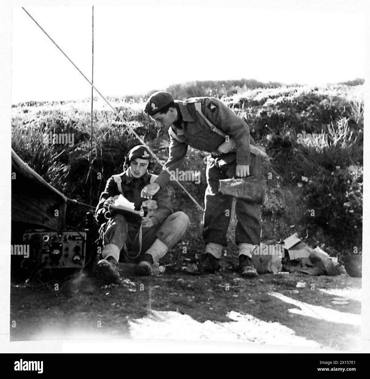 L'ARMÉE BRITANNIQUE EN ITALIE 1943 - GPO (Gun position Officer) reçoit un message de l'opérateur sans fil, donnant la position du poste d'observation ennemi Banque D'Images