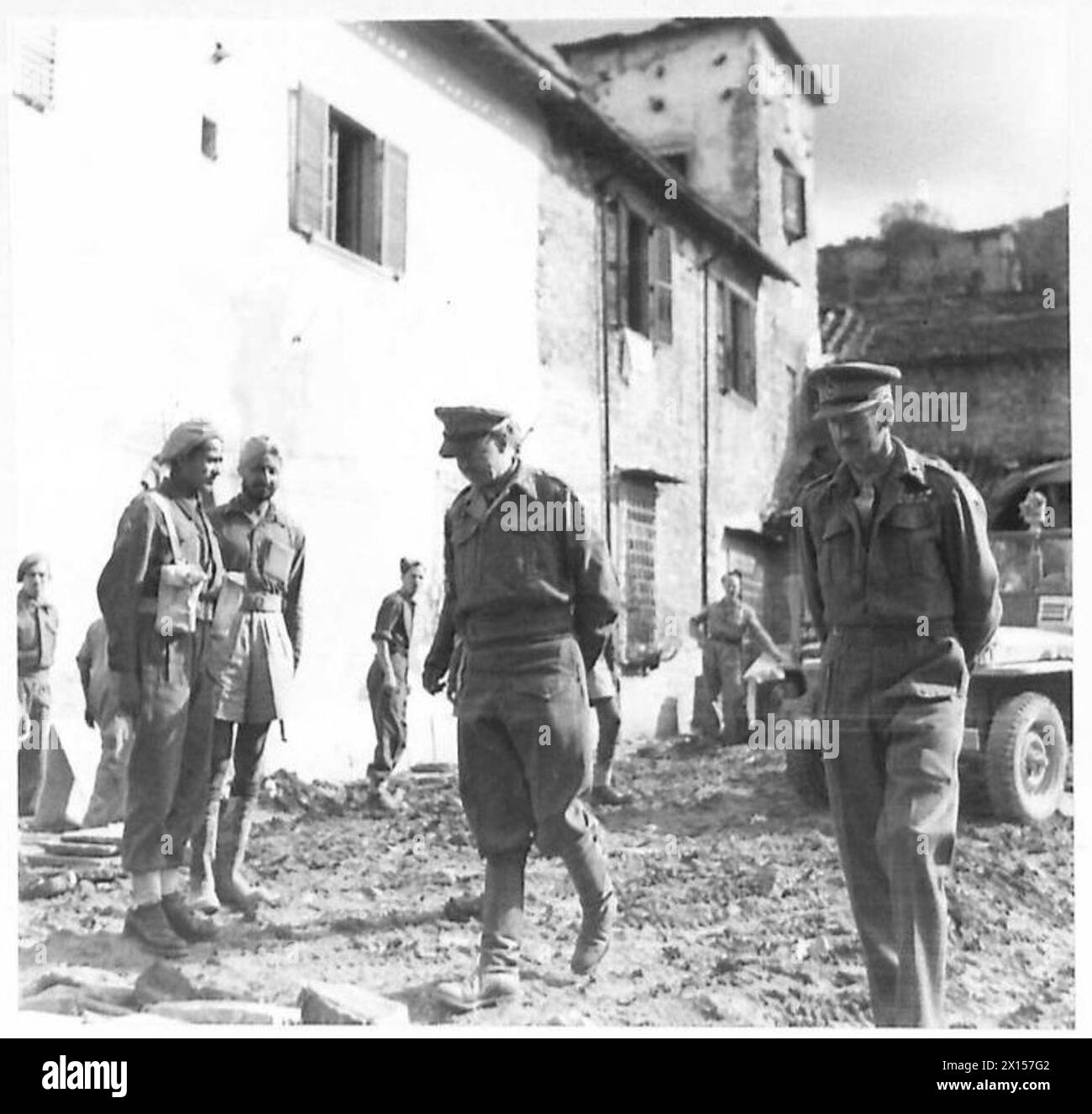Le général Alexander visite le quartier général de la 8e division indienne, s'entretenant avec le major-général D. Russell, commandant de la division. Banque D'Images