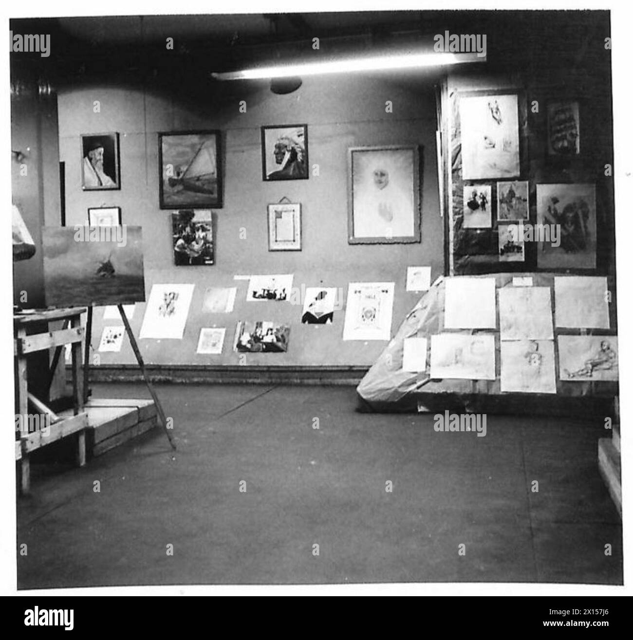 Photographies documentant des peintures et des objets d'artisanat créés par le personnel militaire et civil du War Office, exposées par la War Office Guild of Art. Banque D'Images