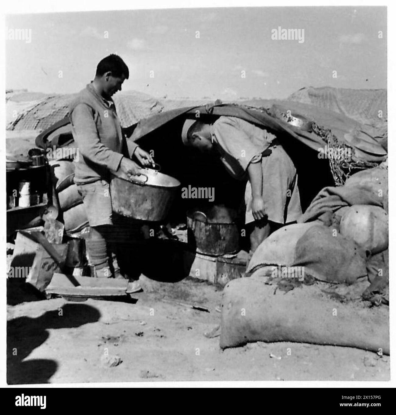 Les soldats grecs maintiennent une cuisine de campagne dans un terrain creusé près des positions de première ligne, fournissant des repas pendant les opérations militaires. Banque D'Images