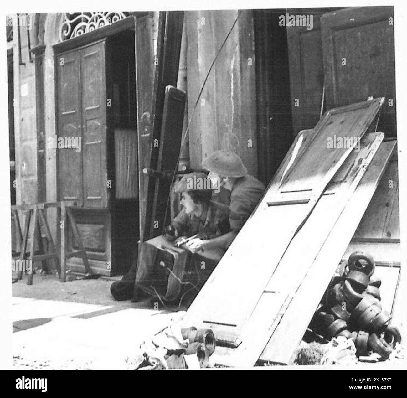 Le signaleur J. Beveridge de Fife, en Écosse, exploite un poste sans fil portable à Montevarchi tandis que le sergent Adgecombe de Plymouth le couvre armé d'un canon Tommy lors des opérations de front de l'armée britannique. Banque D'Images