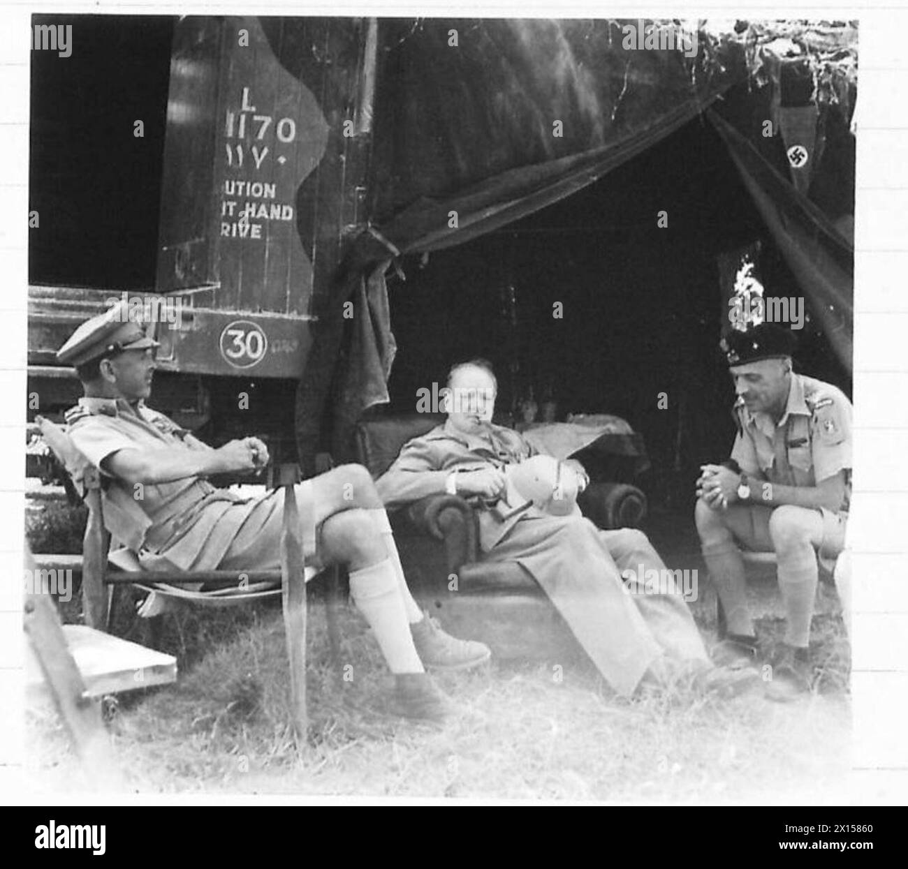 L'ARMÉE POLONAISE DANS LA CAMPAGNE D'ITALIE, 1943-1945 - le premier ministre Winston Churchill s'entretient avec le général Władysław Anders, commandant du 2e corps polonais, au QG du 2e corps à Montemaggiore al Metauro, le 26 août 1944. Le général Harold Alexander, le commandant des armées alliées en Italie, écoute la conversation. Photographie prise lors de la visite générale de Churchill à l'armée britannique des huit armées, armée britannique, armée polonaise, forces armées polonaises dans l'Ouest, corps polonais, II, Churchill, Winston Leonard Spencer, Anders, Władysław, Alexander, Harold Rupert Leofric George Banque D'Images