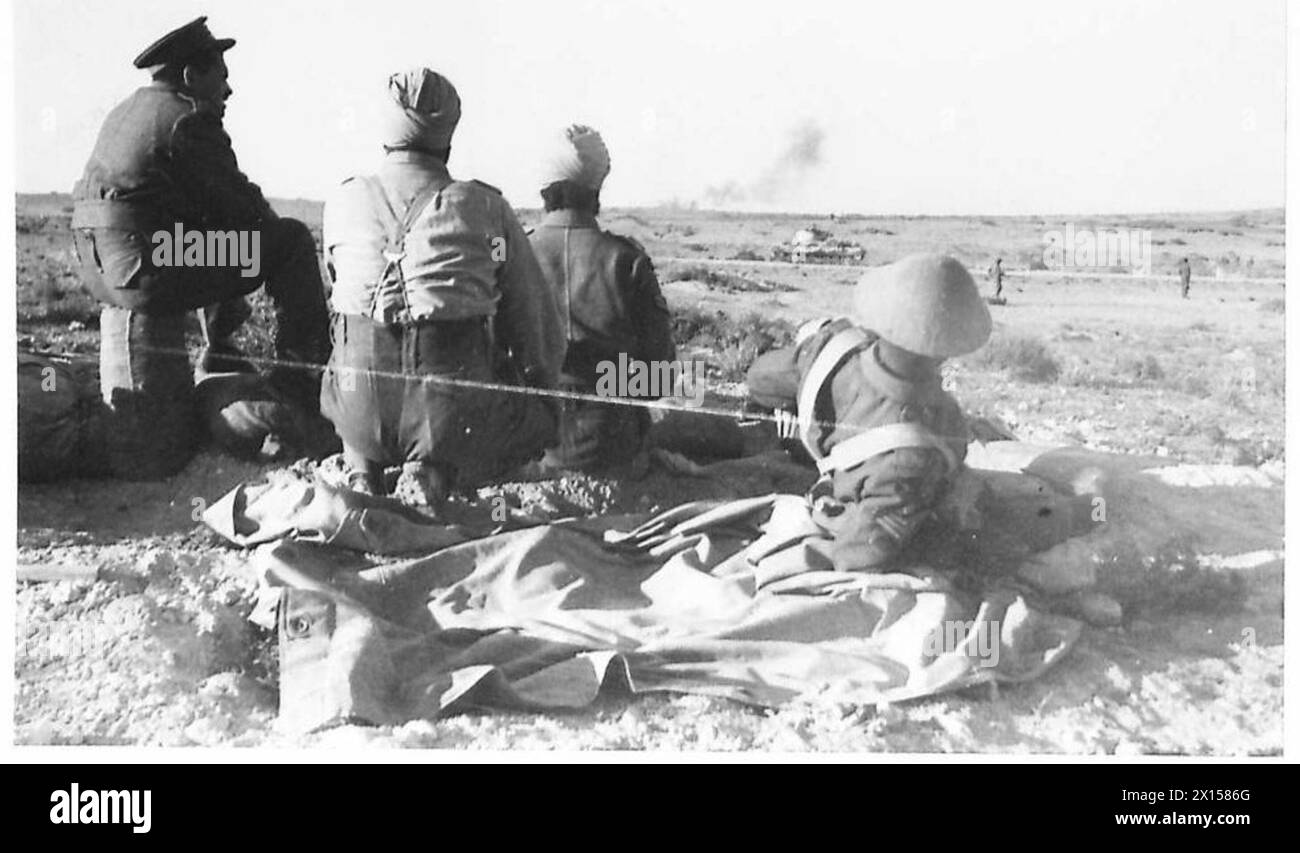 Le poste d'aide régimentaire du 16e régiment du Pendjab, qui fait partie d'une division indienne, pendant la bataille près de Mareth, avec des chars avançant et des éclats d'obus lointains. Banque D'Images