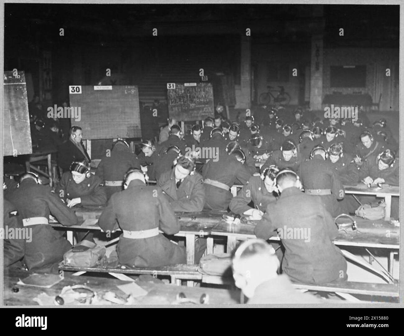 Les opérateurs sans fil de la Royal Air Force reçoivent une formation dans une station de la RAF, apprennent le code Morse et les procédures de communication essentielles pour les opérations militaires. La formation prépare les opérateurs à une communication efficace pendant les missions. Banque D'Images