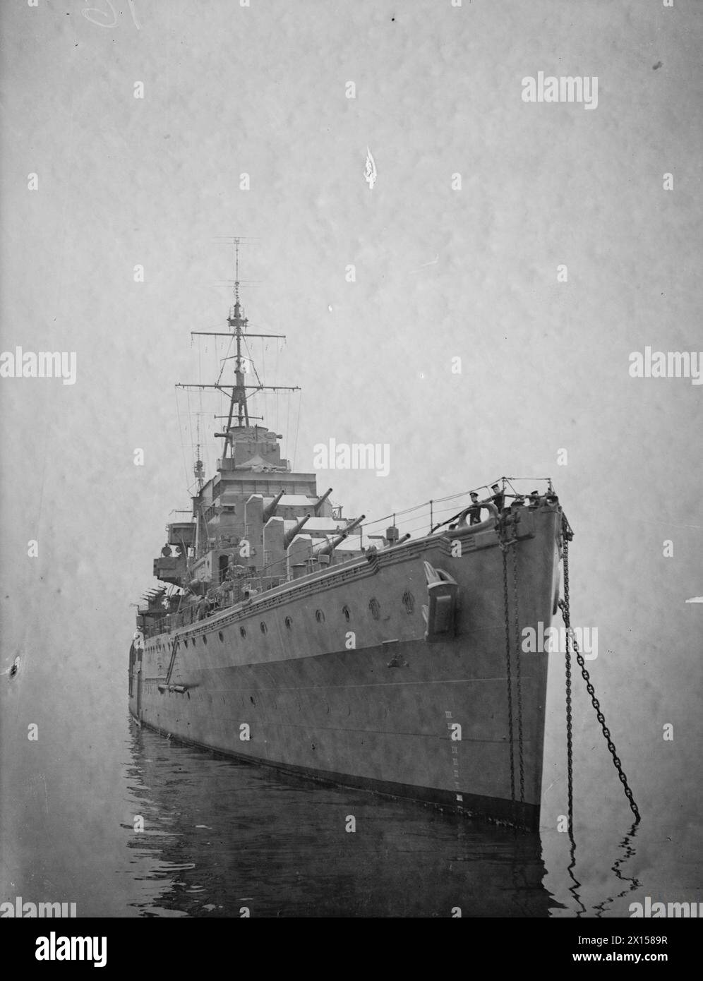 En 1940, le HMS Bonaventure, un croiseur léger de classe Dido de la Royal Navy, est photographié depuis la proue à bord du navire. Banque D'Images