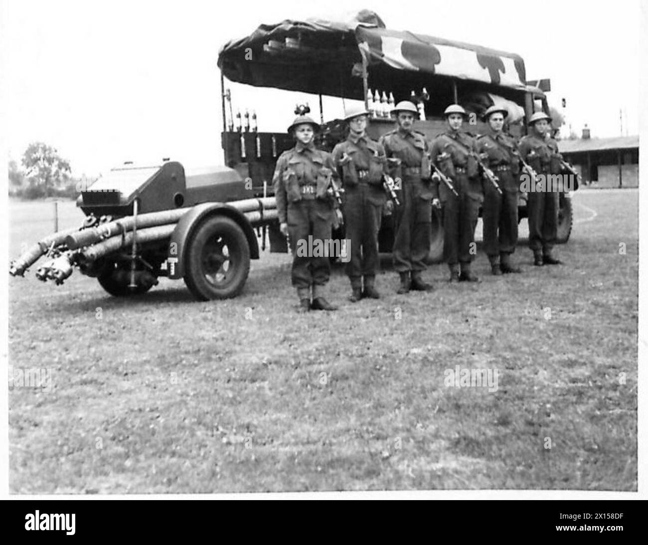 L'Army School of Fire Fighting forme le personnel à l'aide de moteurs de pompiers, d'appels d'offres et d'équipements associés sous la supervision de l'armée britannique. Banque D'Images