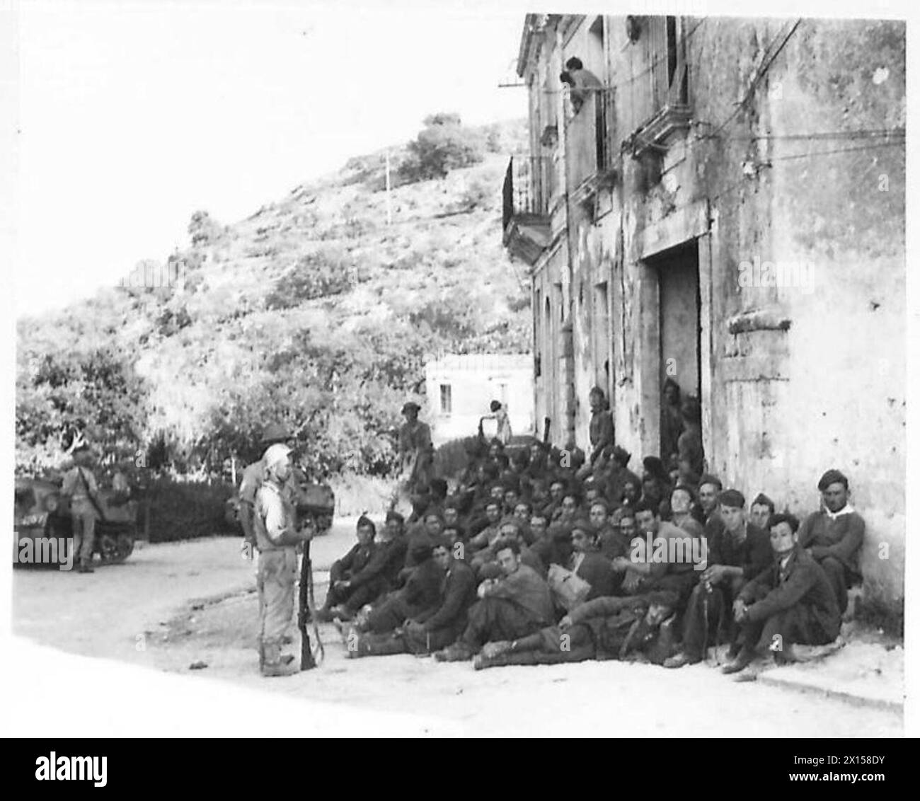 INVASION DE LA SICILE CAPTURE DE Melilli - le dernier de la garnison italienne à Melilli sous la garde d'une Tommy British Army britannique britannique Banque D'Images