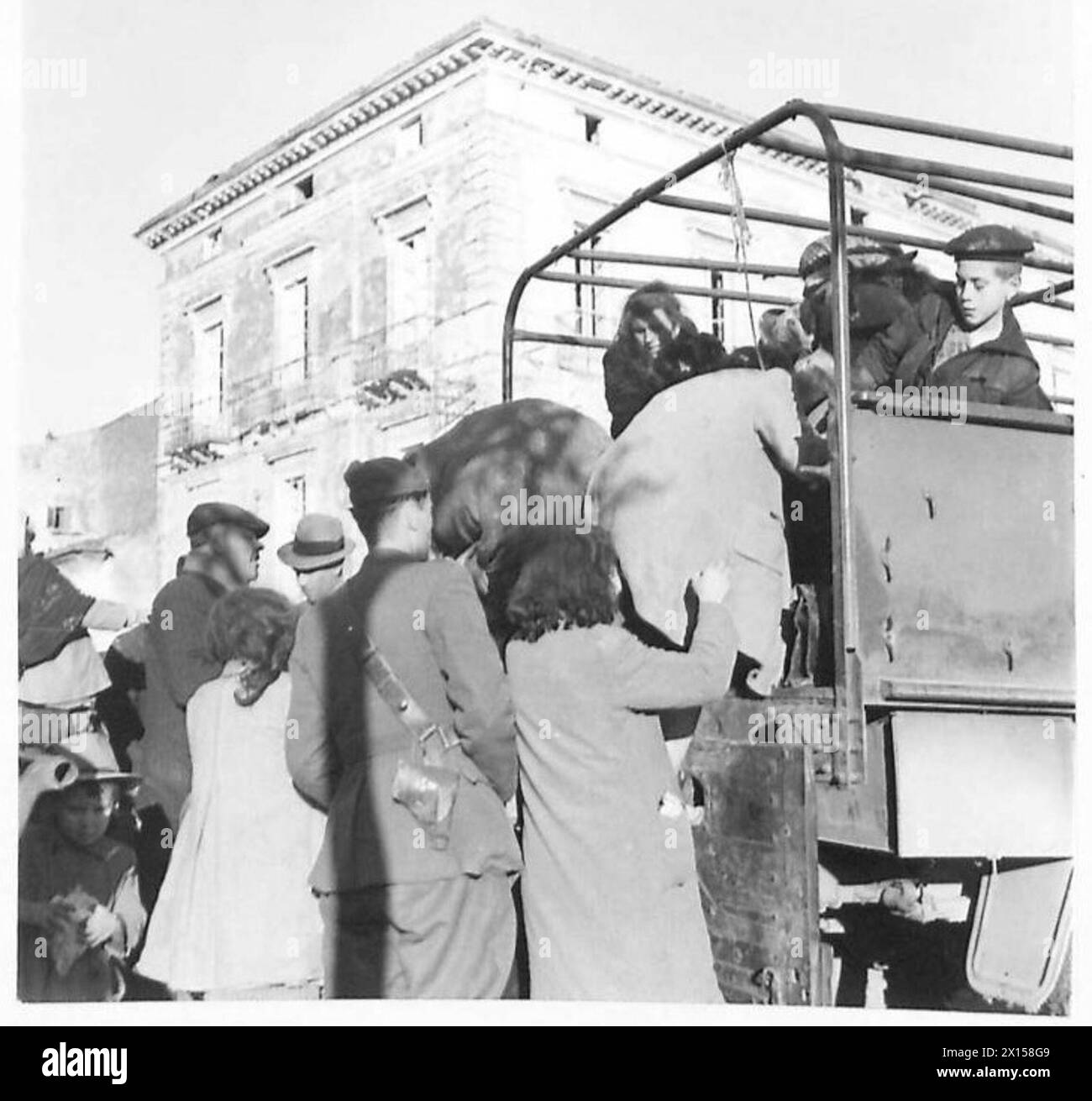 Les réfugiés quittent la zone de guerre et se dirigent vers la ville de Vasto dans le cadre des opérations de la huitième armée Banque D'Images