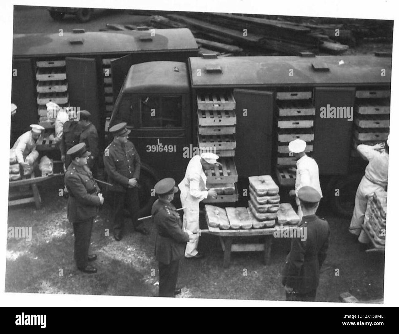 Les pains nouvellement cuits sont livrés aux troupes militaires à l'aide de fourgonnettes à pain modernes. Banque D'Images