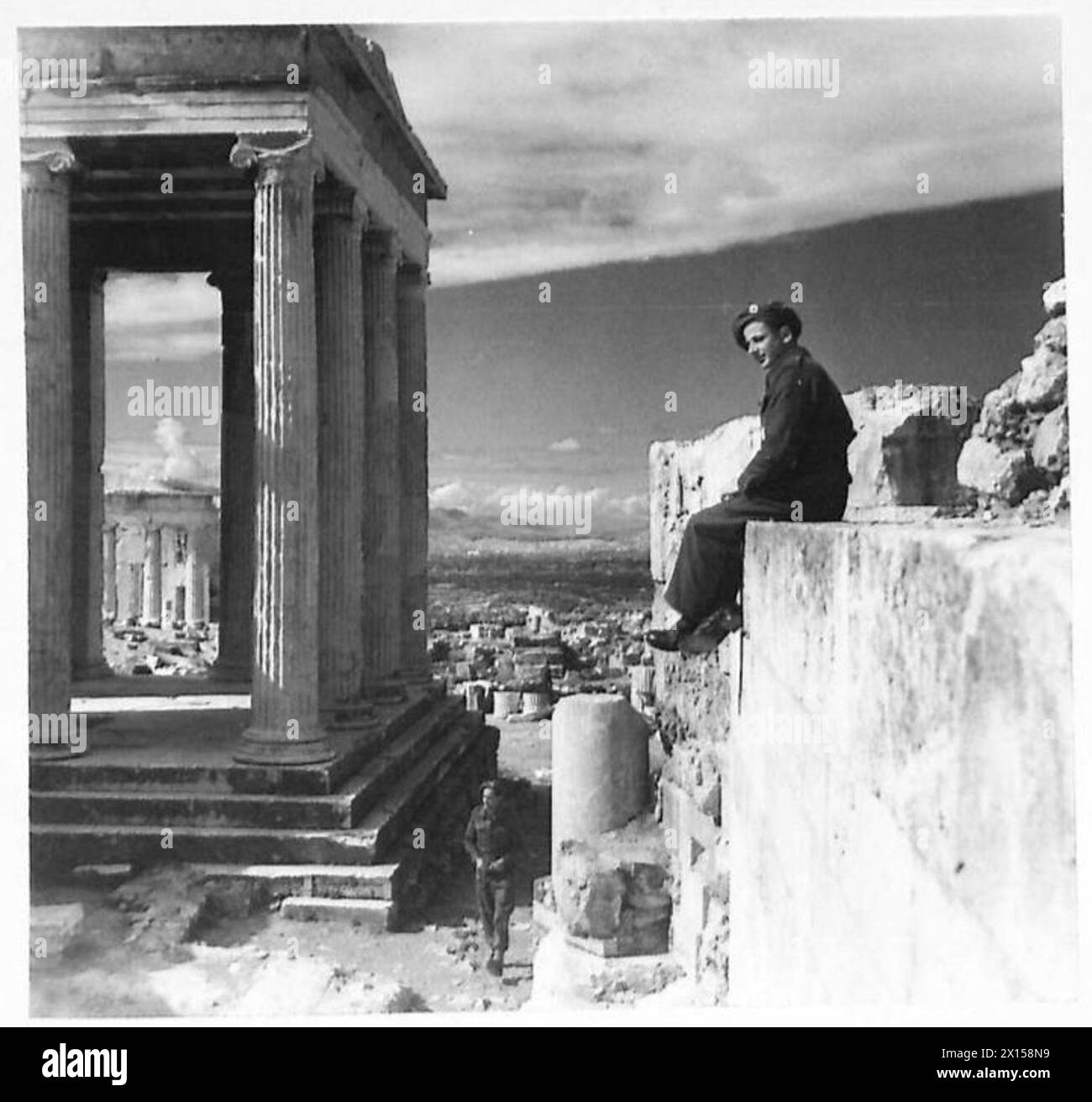 L'Erechtheum, un ancien temple grec sur l'Acropole d'Athènes, est représenté dans une vue mettant en évidence son architecture classique et son importance historique. Banque D'Images