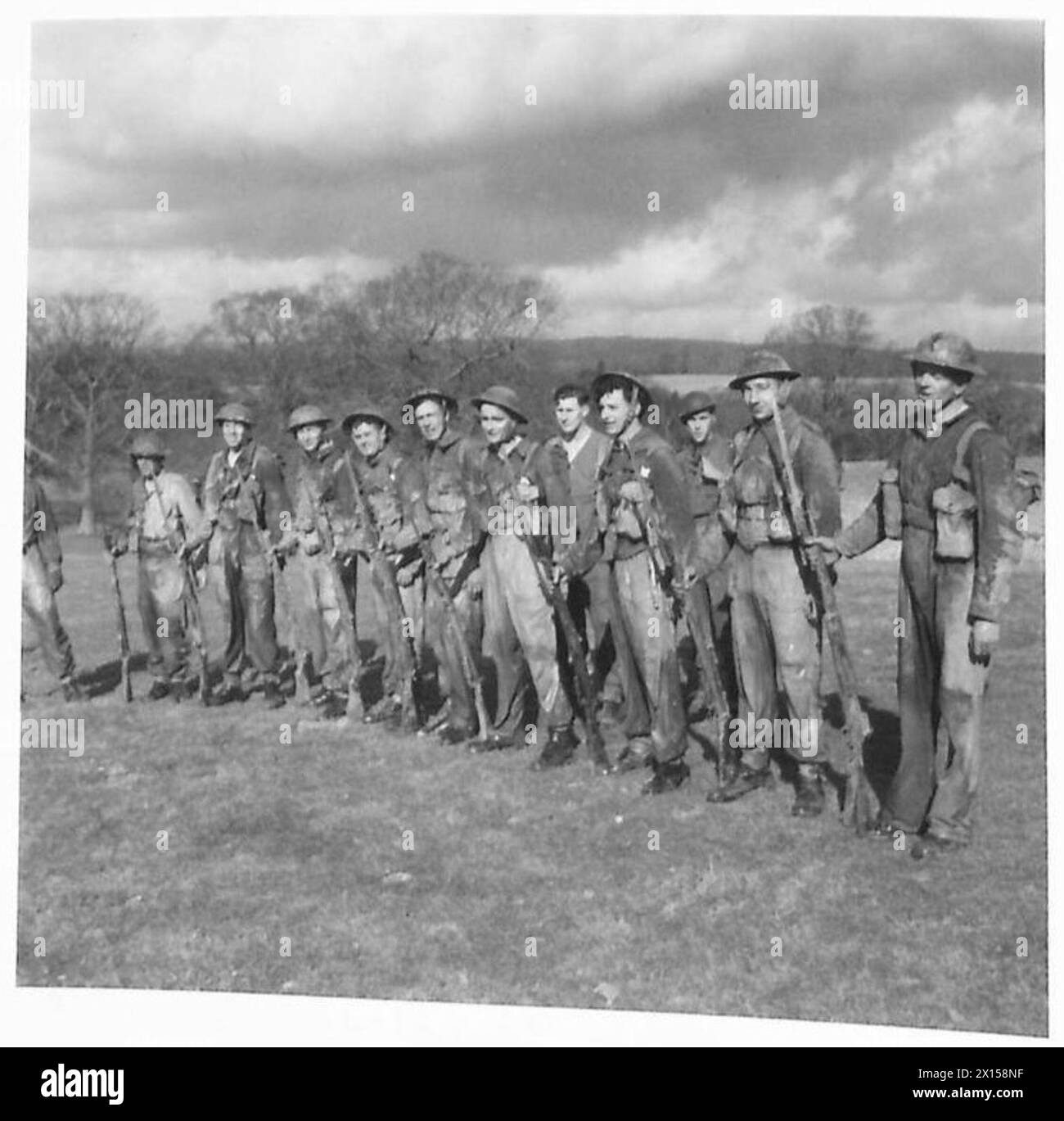 Les élèves sont tachés de boue après avoir terminé des exercices d'entraînement acharnés à l'école de bataille. Banque D'Images