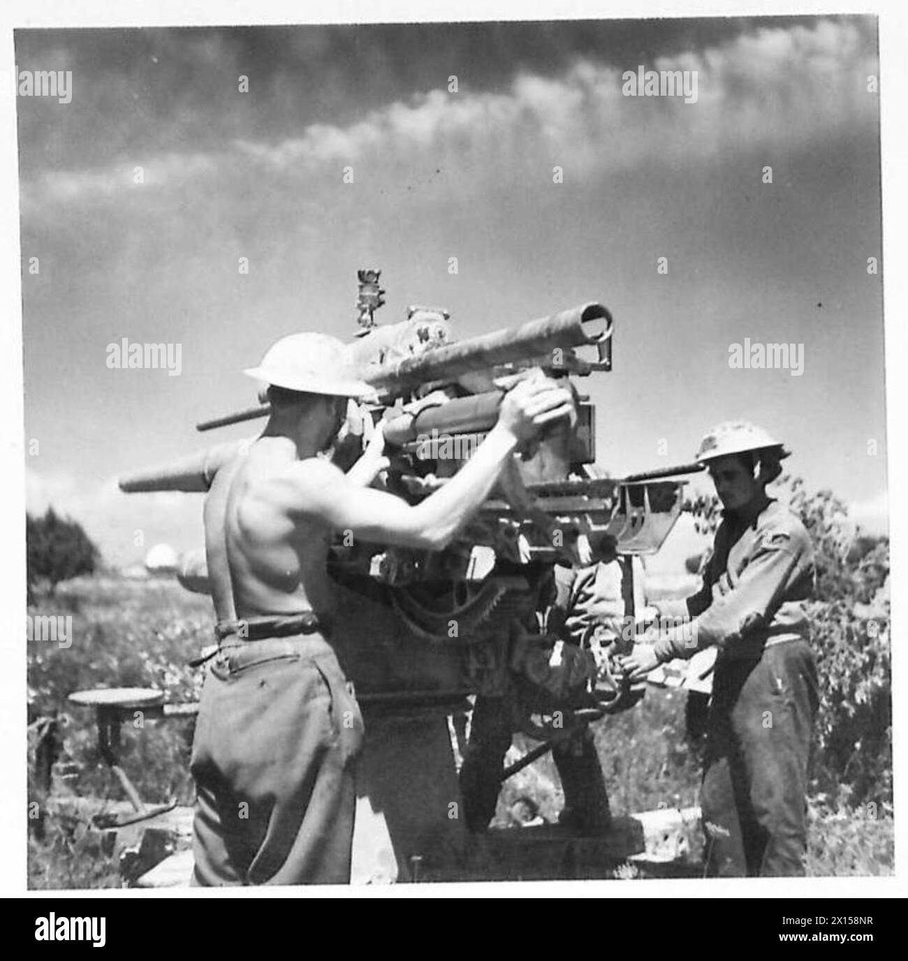 AVEC LA HUITIÈME ARMÉE (DIVERS) - Un régiment de l'artillerie royale (rattaché à la division néo-zélandaise) a capturé plusieurs canons allemands de 88 mm et ils sont maintenant utilisés contre l'ennemi. Ces canons peuvent être utilisés pour les tirs anti-chars, de terrain et anti-aériens. Les canons sont montrés au combat à Enfideville, au nord de l'armée britannique de Sousse Banque D'Images