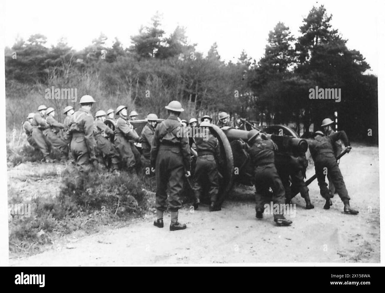 QUELQUE PART DANS LA BATTERIE D'ENGLANDA DE L'ARTILLERIE MOYENNE EN EXERCICE SOUS SERVICECONDITIONS ACTIVES - entrer en action, armée britannique Banque D'Images