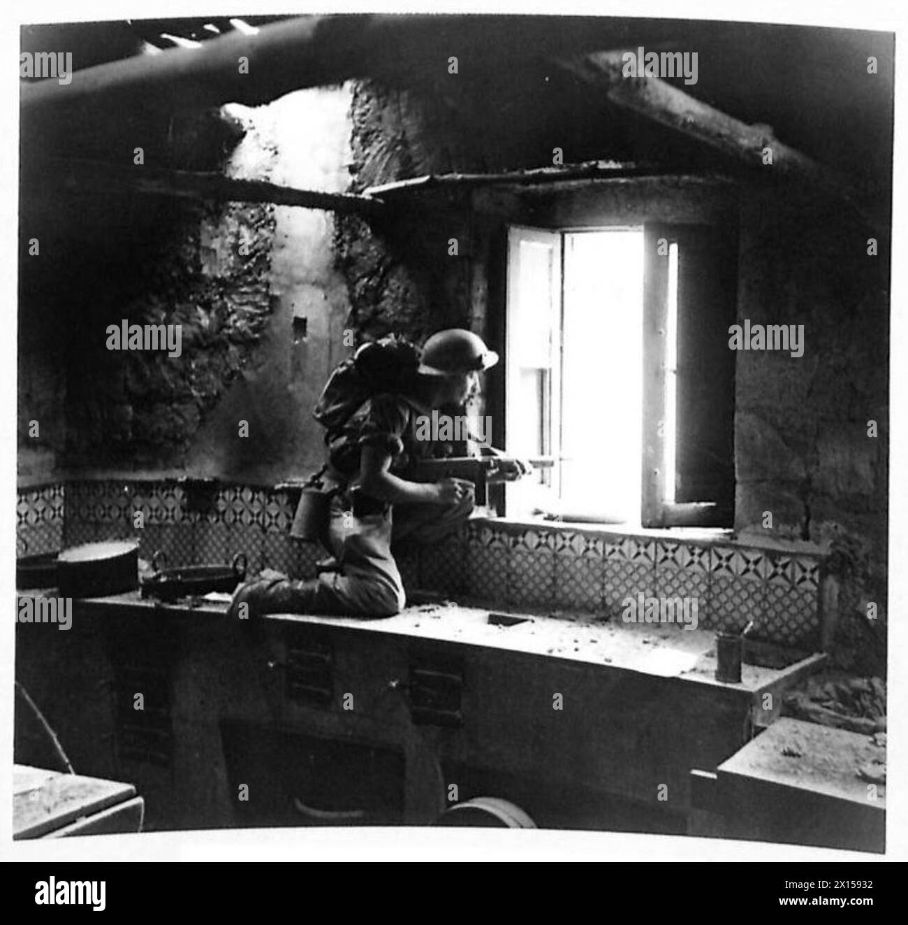 Les tireurs d'élite britanniques du 4e bataillon Hampshires opèrent à partir d'une ferme à Camarelle, Salerne, utilisant des fusils et soutenus par des fantassins avec des canons Tommy lors des opérations sur le terrain. Banque D'Images