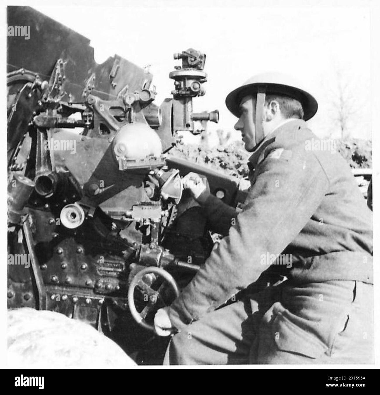 Un soldat pilote le viseur d'un canon de 25 livres piloté par du personnel italien tout en servant sur les lignes de front pendant les opérations de l'armée britannique pendant la IIe Guerre mondiale Banque D'Images