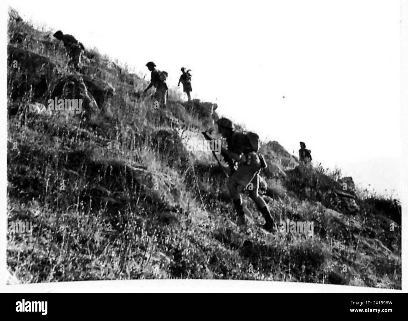 Les fantassins du West Country de l'armée britannique avancent vers le haut d'une montagne près de Bronte, en Sicile, illustrant le terrain et les conditions rencontrées pendant les opérations de la seconde Guerre mondiale. Banque D'Images