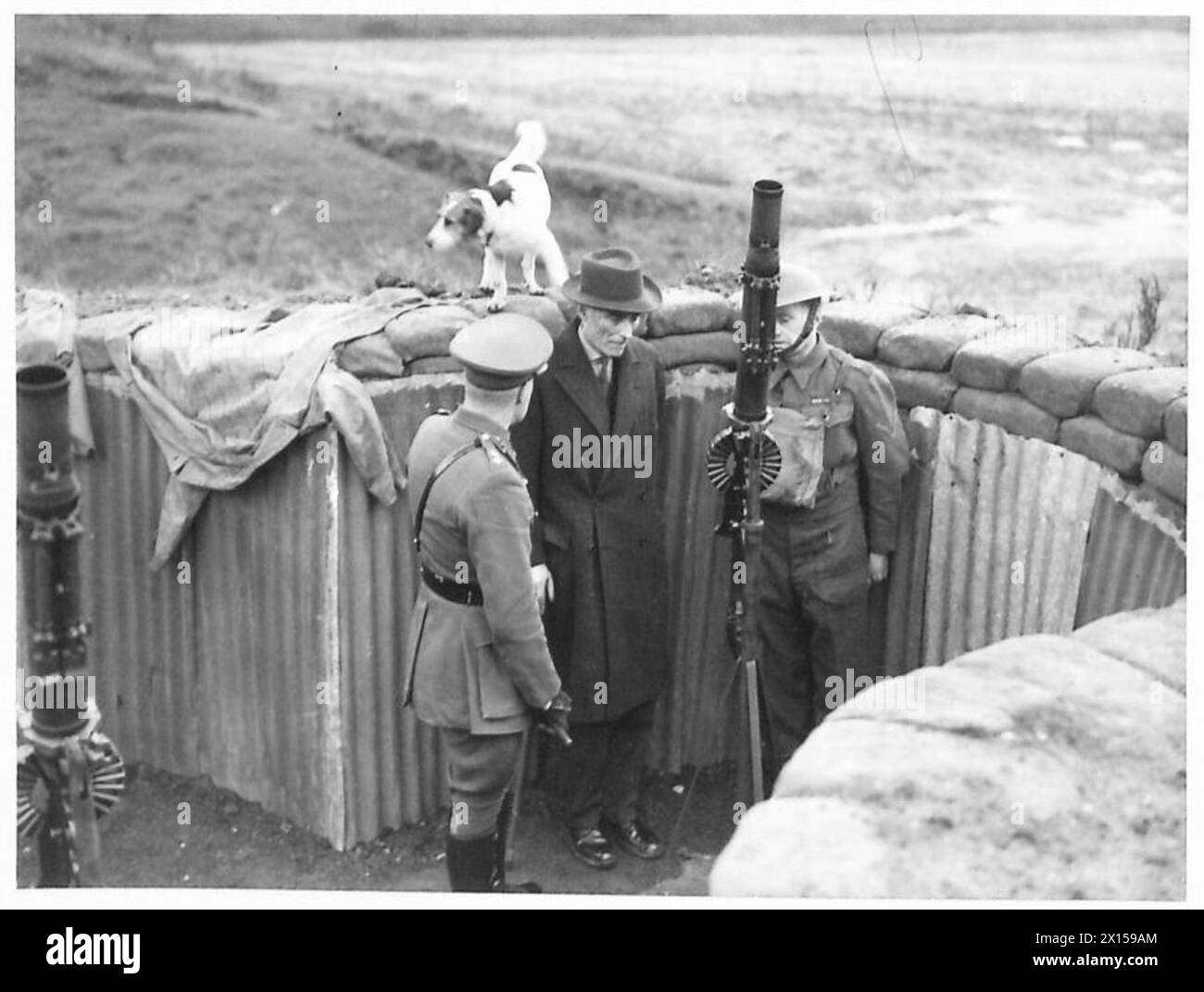 Le secrétaire d'État inspecte un poste antiaérien équipé d'un canon Lewis lors d'une visite des installations de l'armée britannique. Banque D'Images