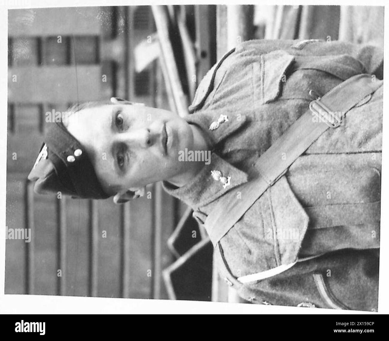 Lance Bombardier J. Lightfoot, de la Royal Artillery, a obtenu la troisième place dans un concours de rédaction de Churchill, démontrant des compétences en écriture et en analyse parmi le personnel de l'armée britannique. Banque D'Images