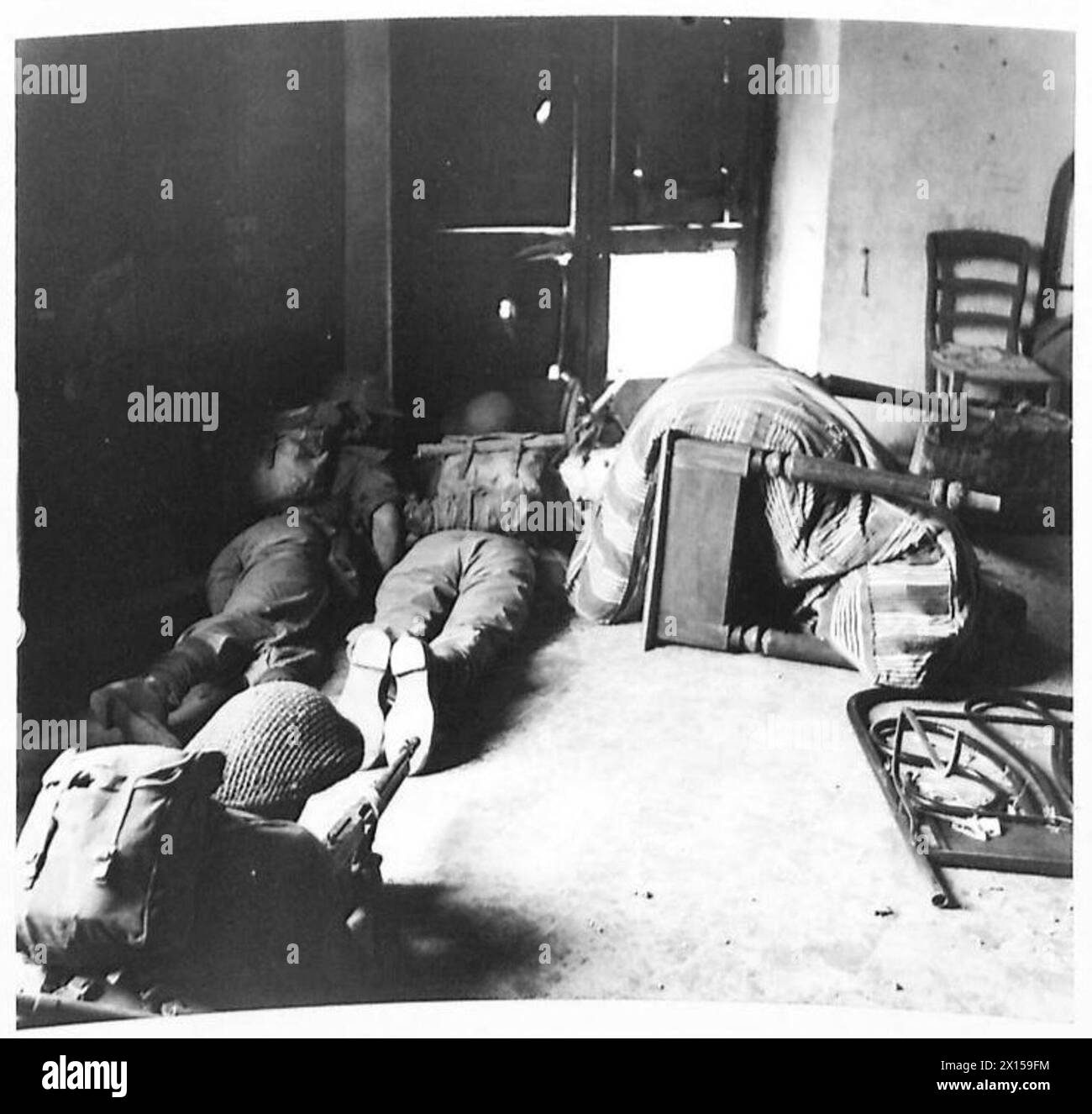 Les tireurs d'élite britanniques du 4e bataillon Hampshires opèrent depuis des maisons et des bois près de Camarelle, Salerne, ciblant le personnel ennemi avec des fusils spéciaux, chacun protégé par un infanterie avec un canon Tommy. Banque D'Images