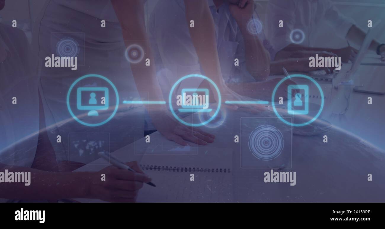 Image d'un réseau de connexions sur les mains de divers hommes d'affaires au bureau Banque D'Images