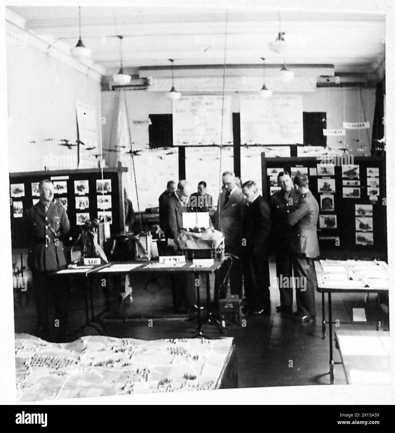 Les rédacteurs de journaux visitent Sandhurst, accompagnés par des officiers, visitent les salles modèles du Collège. Banque D'Images