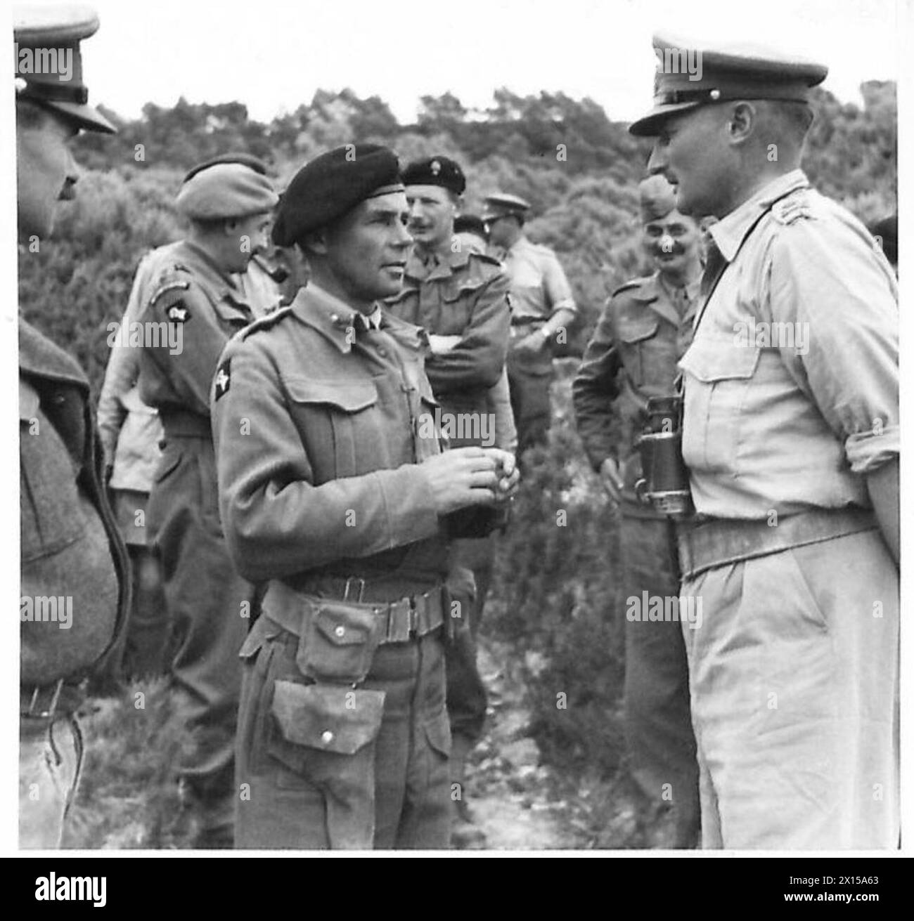 AU QG DE la 6e DIVISION BLINDÉE - général Keightley, Command-ng 6e division blindée parlant au brigadier Roberts, 26e brigade blindée de l'armée britannique Banque D'Images