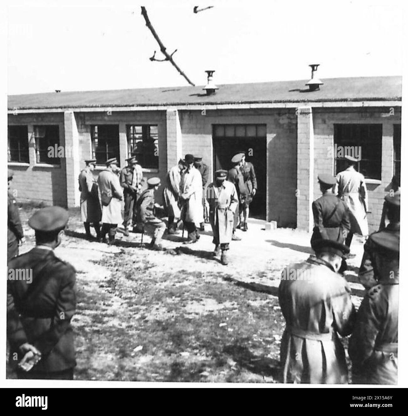 Les généraux quittent la salle de conférence après avoir visité l'école de bataille de l'armée britannique pour revoir l'entraînement et les opérations. Banque D'Images