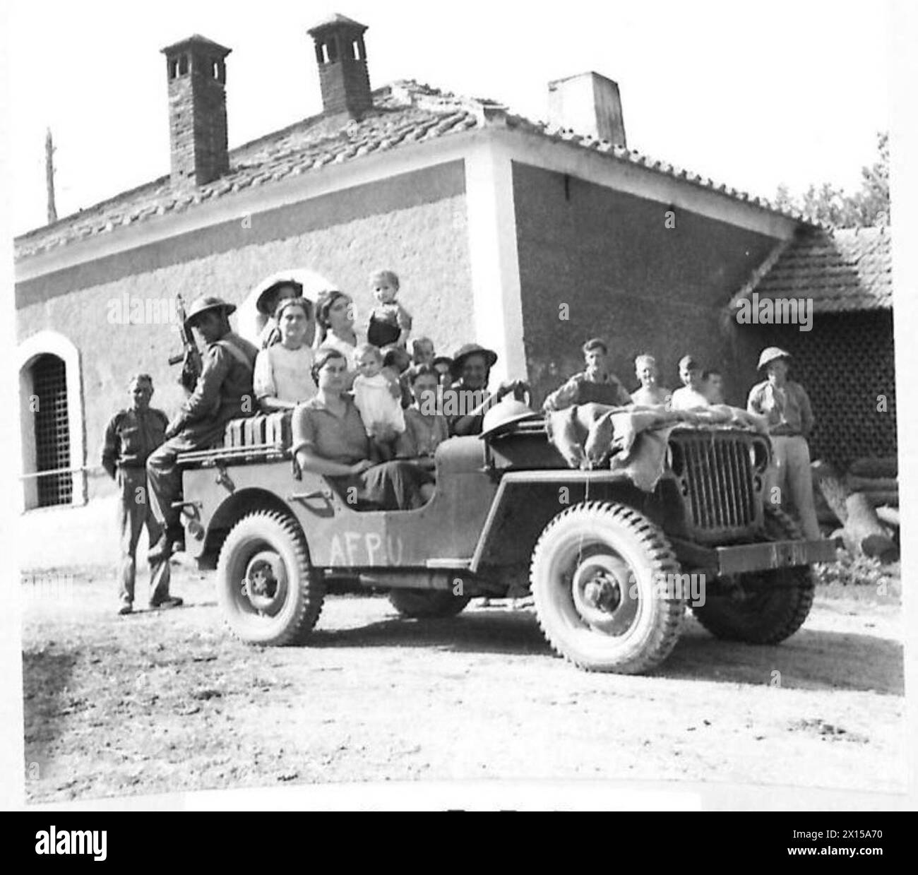 Les troupes britanniques de la Cinquième armée évacuent les civils sous les tirs de mortier allemands près de Santa Lucia en utilisant des porte-avions Bren et des camions de l'Army film Unit. Banque D'Images