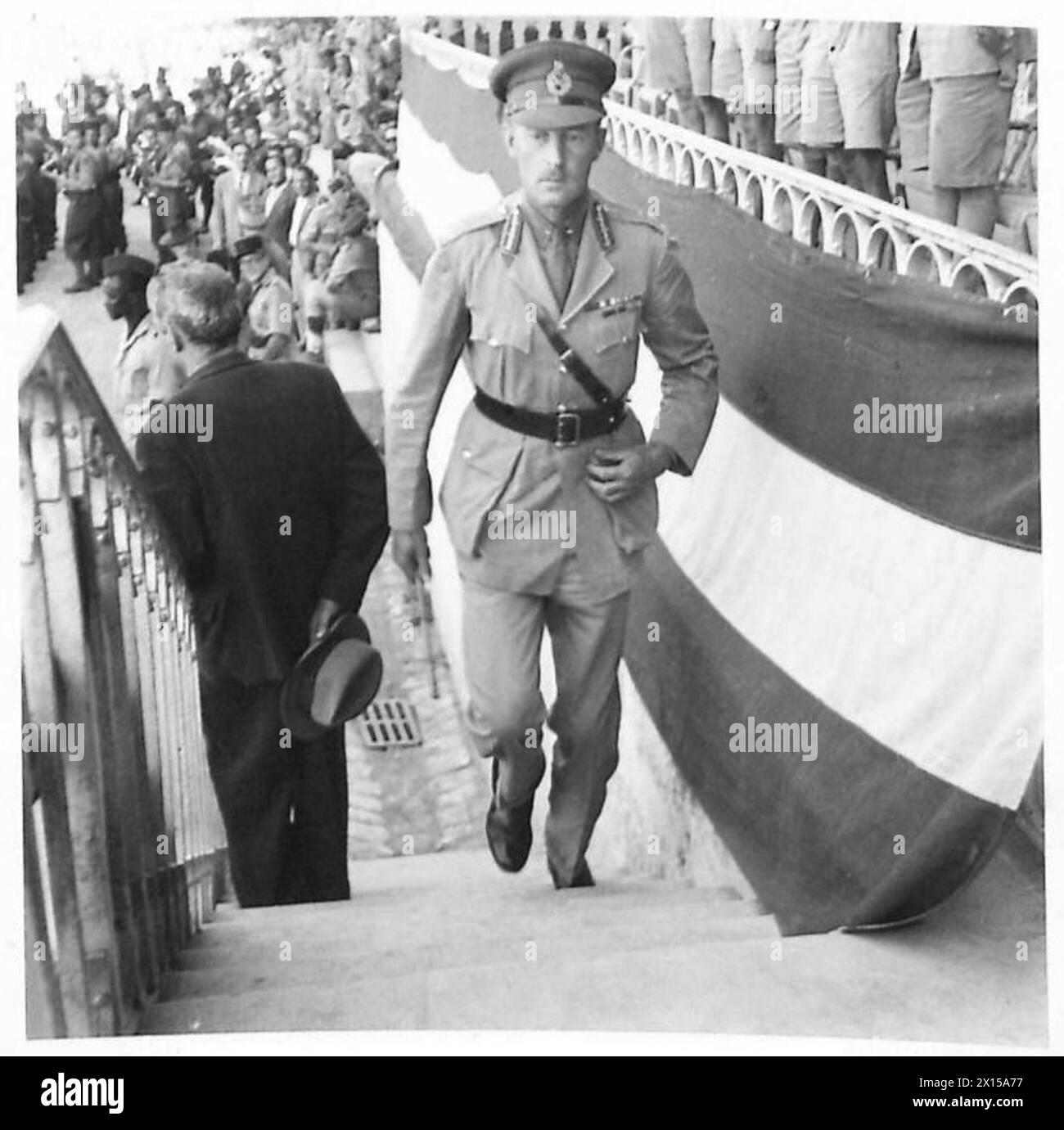 Le major-général Freeman-Attwood arrive au stade de Tunis pour assister à un match de football franco-anglo-français, observé par le personnel de l'armée britannique. Banque D'Images Le major-général Freeman-Attwood arrive au stade de Tunis pour assister à un match de football franco-anglo-français, observé par le personnel de l'armée britannique. Banque D'Images