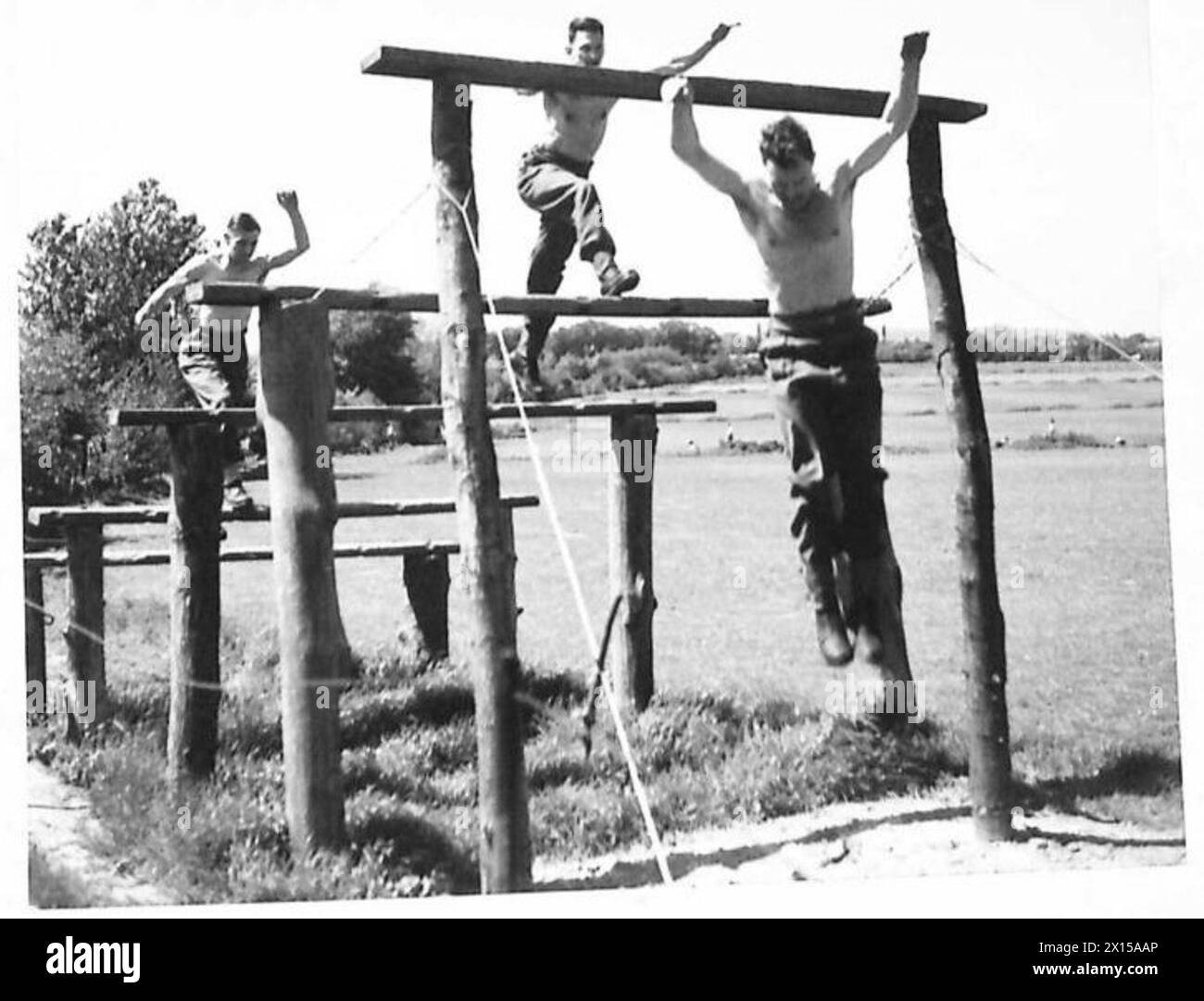À la Hendon Physical Training School, les soldats font des atterrissages contrôlés tout en sautant de hauteur en hauteur avec une posture appropriée. Banque D'Images