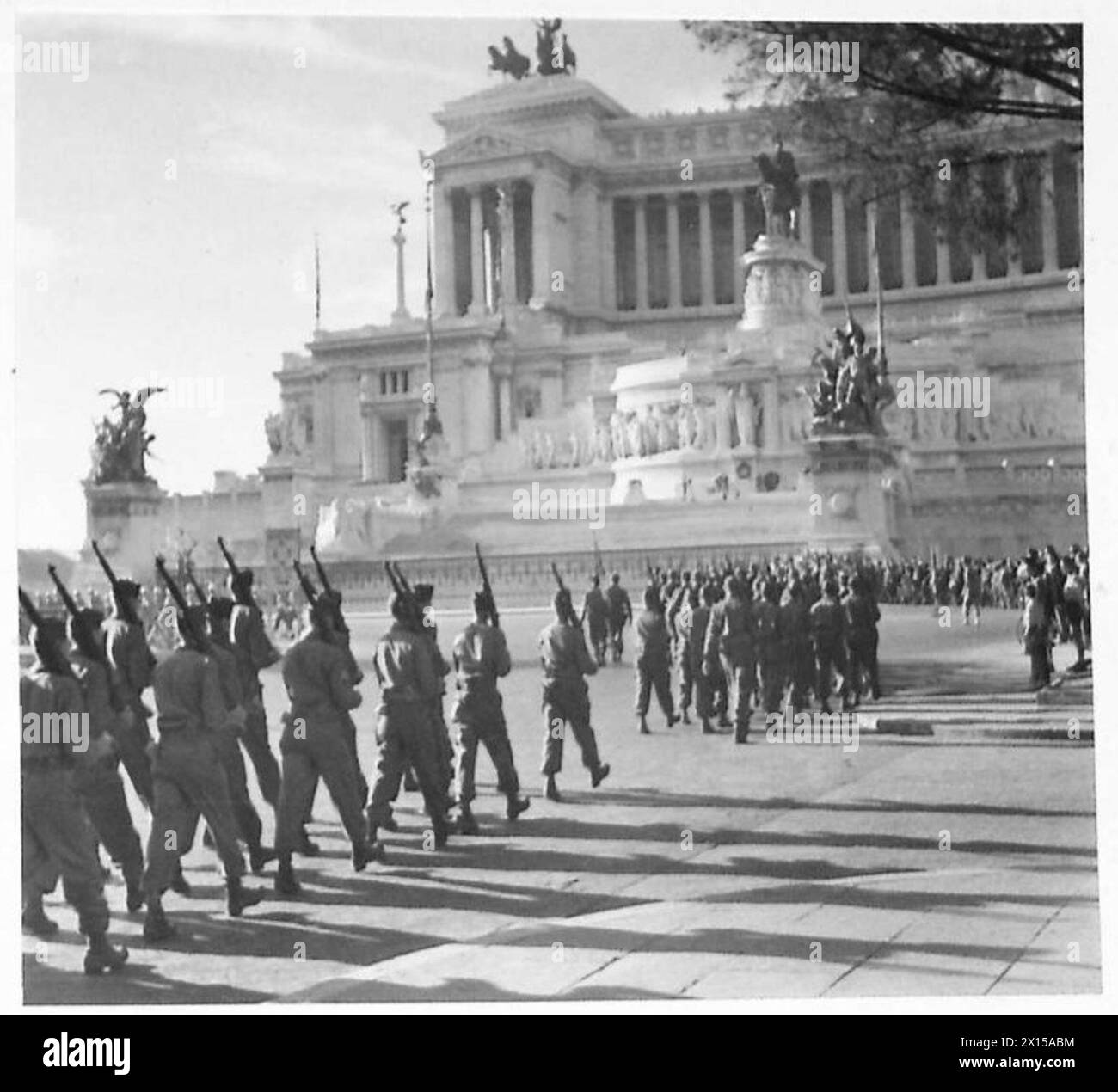 Les unités américaines défilent à la fin d'un défilé de Reveille à Rome pour célébrer le jour de l'indépendance, avec le Mémorial Victor-Emmanuel II visible en arrière-plan, sous observation de l'armée britannique. Banque D'Images