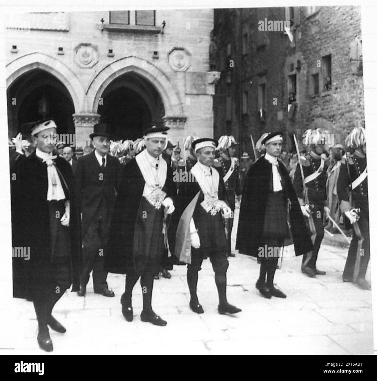 Saint-Marin élit de nouveaux régents alors que les régents quittent le palais ; les nouveaux régents sont Theodore Lonfernini et le professeur Lesnida Suzzi-Valli sous l'observation cérémonielle de l'armée britannique. Banque D'Images