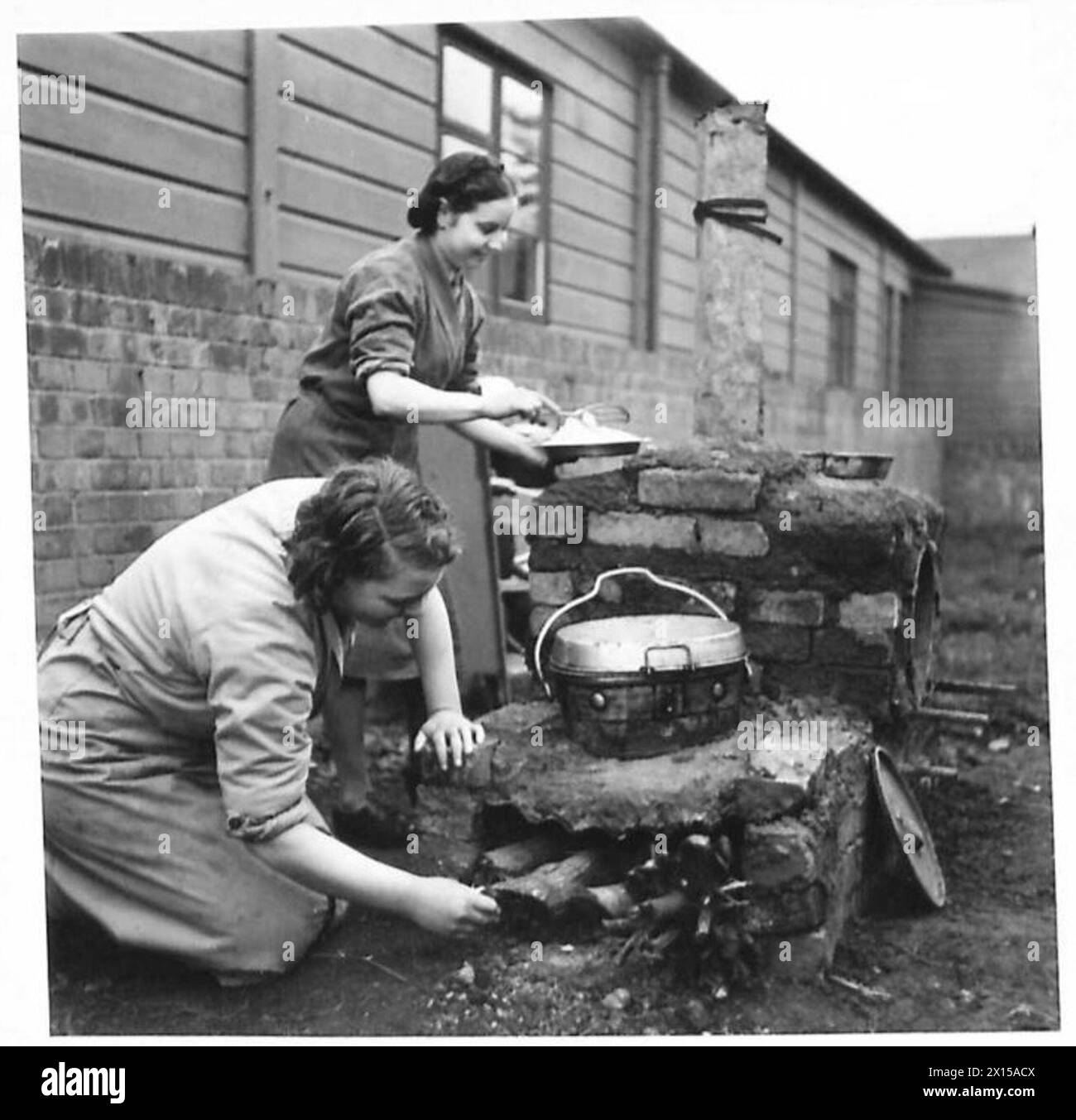 ÉCOLE DE CUISINE ATS - cuisson en cours sur un champ de type four kithcen. Ceux-ci peuvent être construits par les filles et utilisés en trois quarts d'heure British Army Banque D'Images