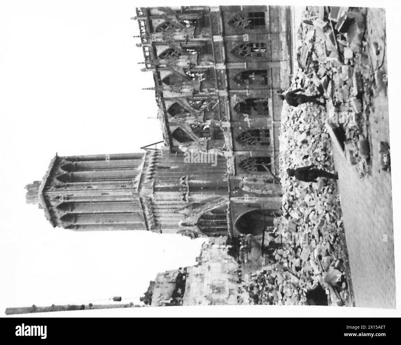 CAPTURE DE CAEN - le clocher de la cathédrale de Caen a été endommagé par des tirs d'obus et les bâtiments environnants ont également souffert très sévèrement de l'armée britannique, 21e groupe d'armées Banque D'Images