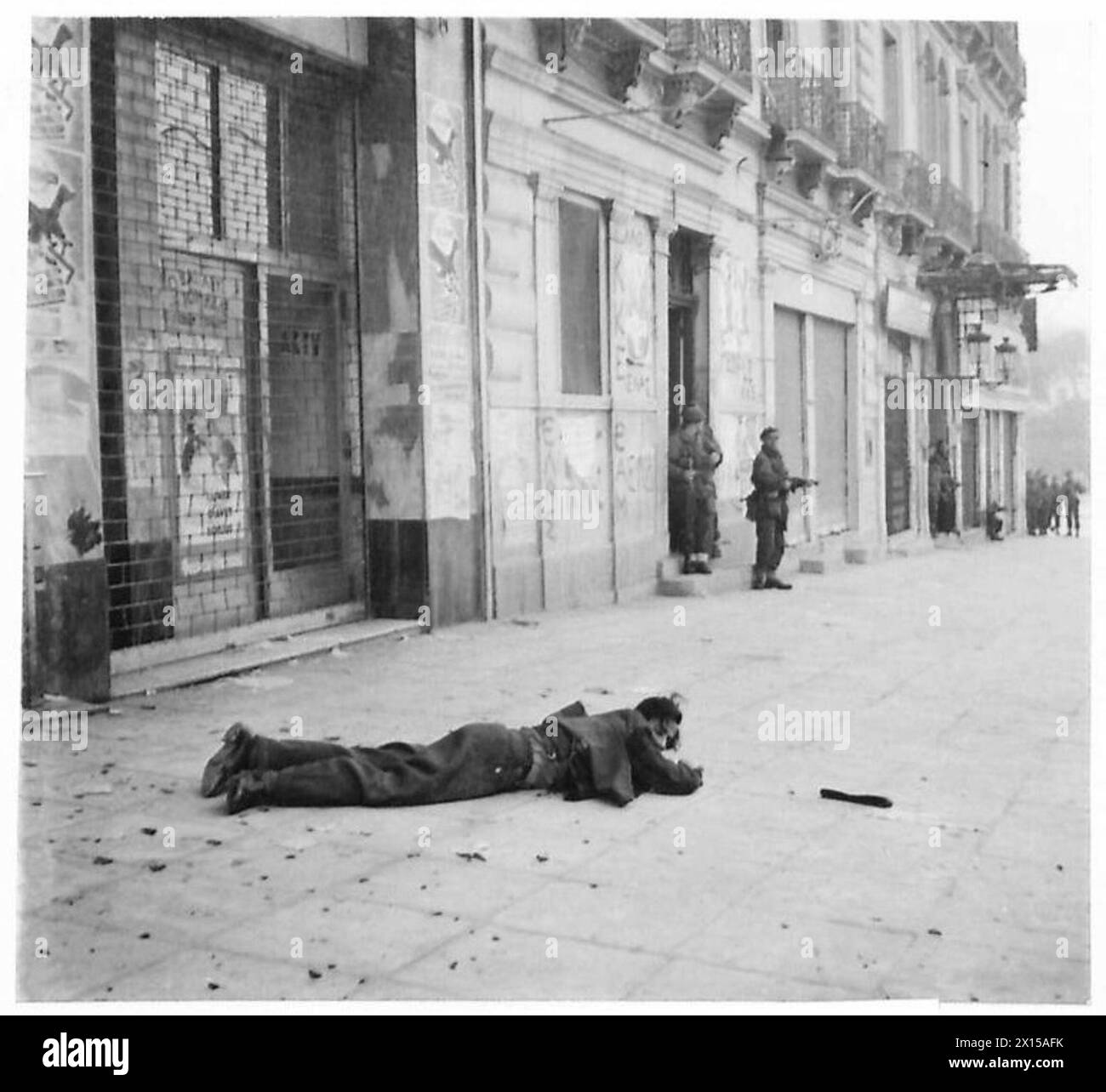 Pendant la guerre civile grecque, un combattant a tiré sur les troupes britanniques après la reddition et a été abattu. Banque D'Images