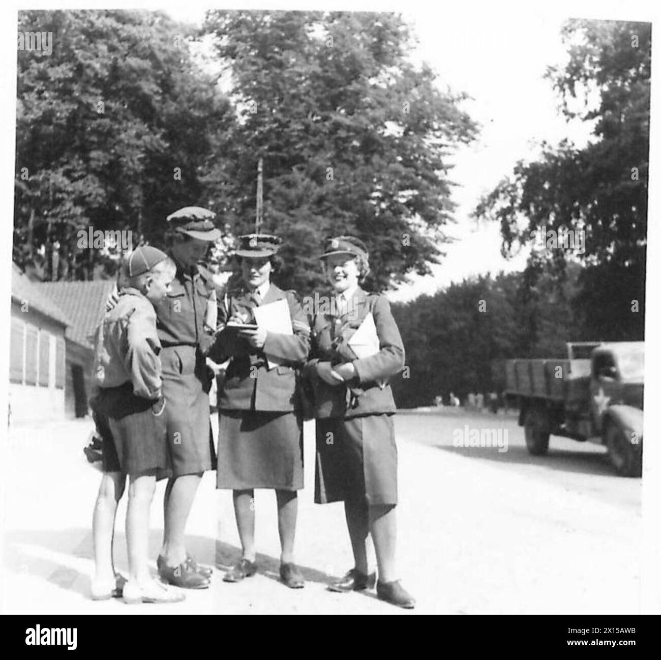 Photographie montrant le personnel de l'ATS à Copenhague à l'extérieur du zoo signant un livre d'autographes pour un garçon danois, pendant les opérations de l'armée britannique, 21e groupe d'armées. Banque D'Images