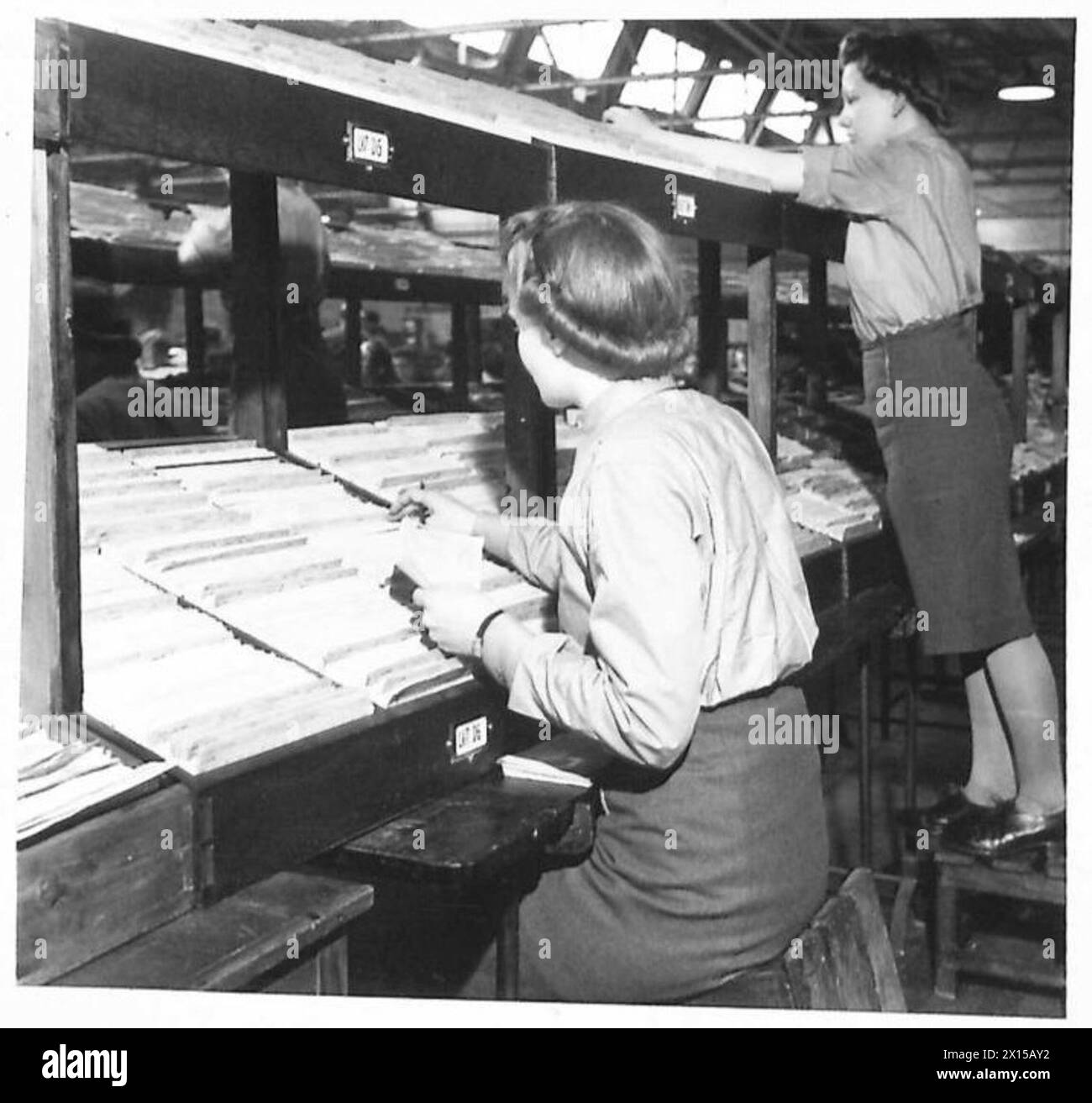 Le Central Ordnance Depot de Derby montre le système de classement des cotisations Out Control avec le classement du personnel et l'extraction des bons du plateau à deux niveaux. Banque D'Images