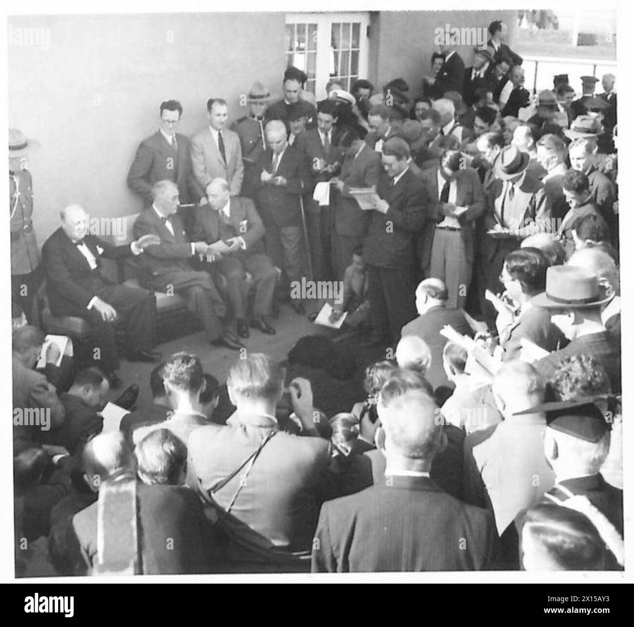 Le président Roosevelt et M.R. Churchill tiennent une conférence de presse à laquelle participent des représentants de l'armée britannique, avec Churchill. Banque D'Images