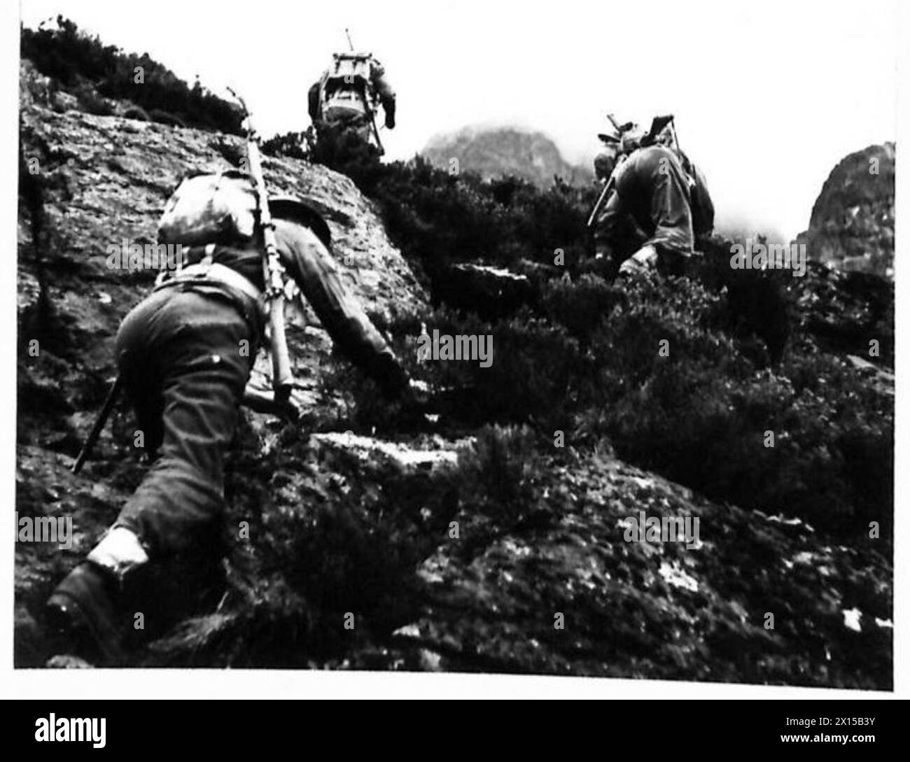 Les commandos escaladent les pentes inférieures d'une montagne lors d'exercices d'entraînement menés sous la supervision de l'armée britannique pour développer leurs compétences sur le terrain et leur endurance. Banque D'Images