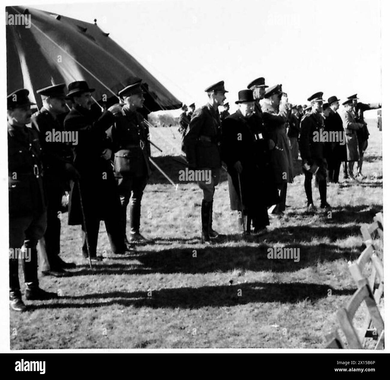 Le premier ministre et le général Marshall observent une bataille simulée de l'armée britannique, accompagnés du ministre R.G. Casey, examinant les exercices de troupes et la préparation opérationnelle. Banque D'Images