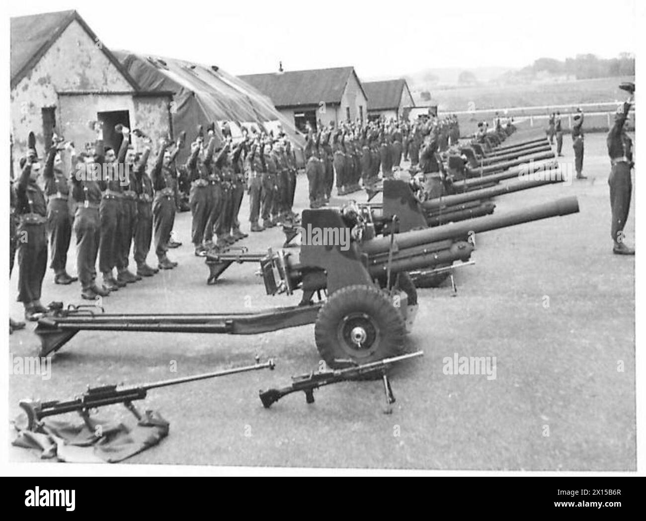 H.M. LE ROI INSPECTE LES UNITÉS DE L'ARMÉE EN ÉCOSSE - trois acclamations pour le Roi de la part du personnel des canons antichars. 72 RÉGIMENT ANTICHARS DE l'armée britannique Banque D'Images