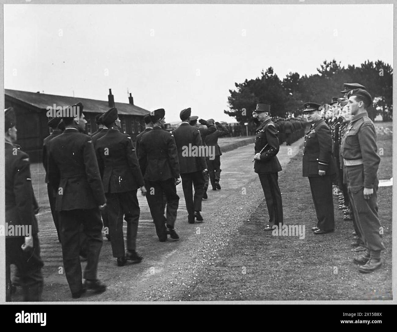 LE GÉNÉRAL KOENIG DÉCORE LE PERSONNEL DE la R.A.F. - le général Koenig, commandant des Forces françaises libres et actuel gouverneur de Paris, s'est envolé ce week-end vers un aérodrome en Angleterre pour décorer le personnel de la R.A.F. avec la Croix de Guerre pour leurs services dans la libération de la France. Voir A.M.Bulletin No.15730 - 25 septembre 1944. Le général Keonig prend le salut lors d'une marche passée de la R.A.F. le A.O.C. Air Vice Marshal Hollinghurst - est juste derrière le général avec les récipiendaires de la Croix de Guerre à son arrière Royal Air Force Banque D'Images
