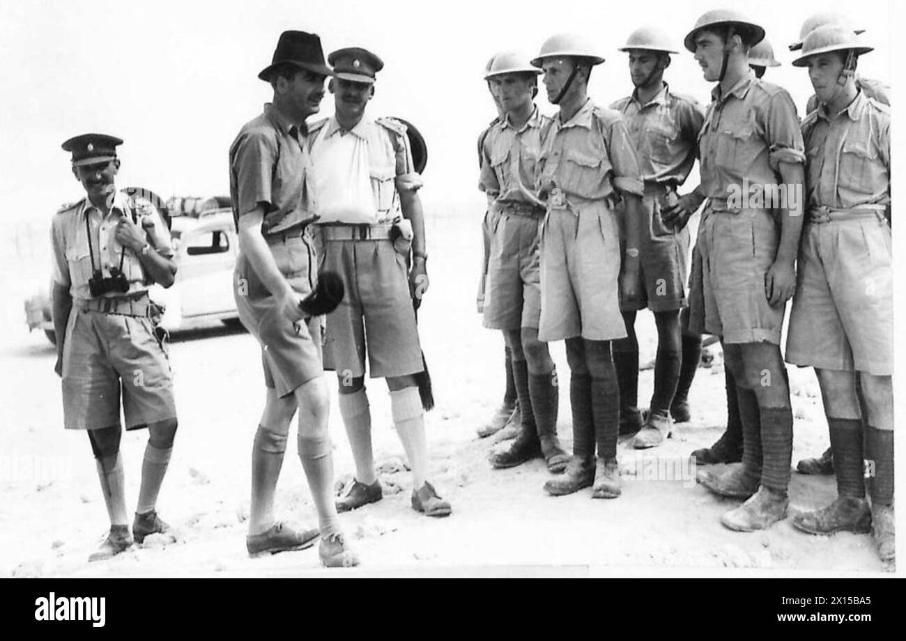 M. Eden, secrétaire d’État, s’entretient avec les troupes de l’armée britannique stationnées dans le désert lors d’une visite officielle en Égypte. Banque D'Images