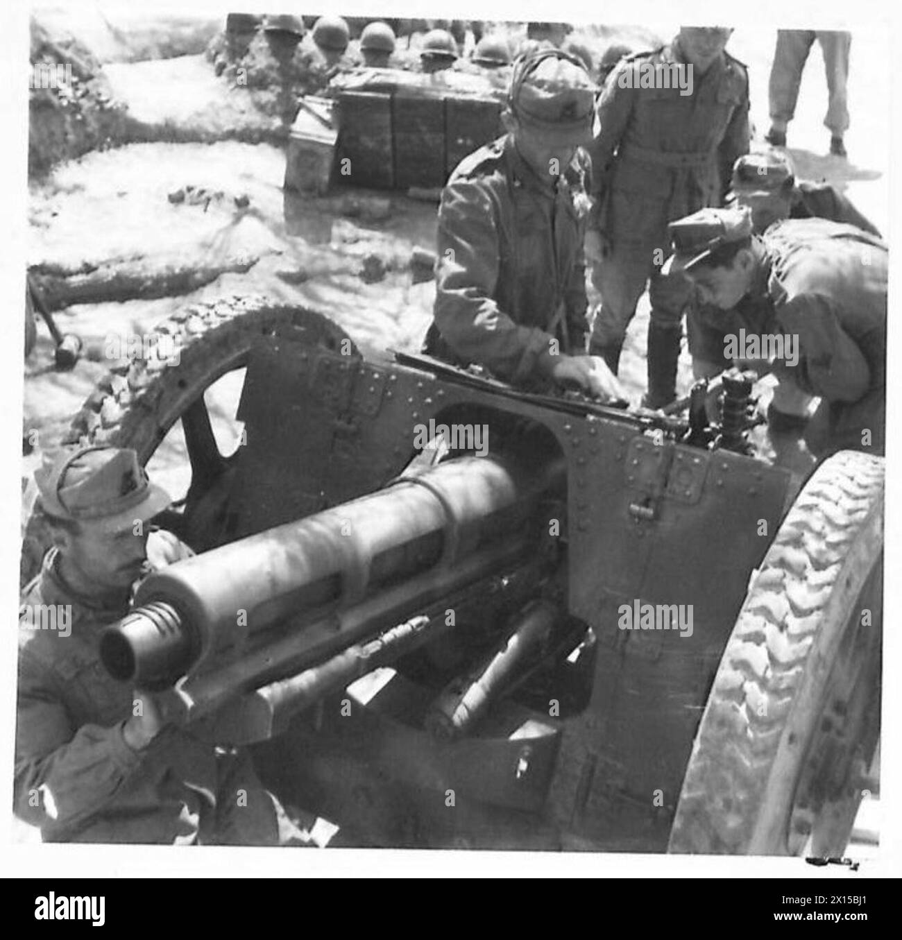 L'équipage italien nettoie le canon d'une pièce d'artillerie de 75 mm après le tir, les opérations de l'armée britannique en Afrique du Nord, en Sicile, en Italie, dans les Balkans et en Autriche, 1942-1946. Banque D'Images