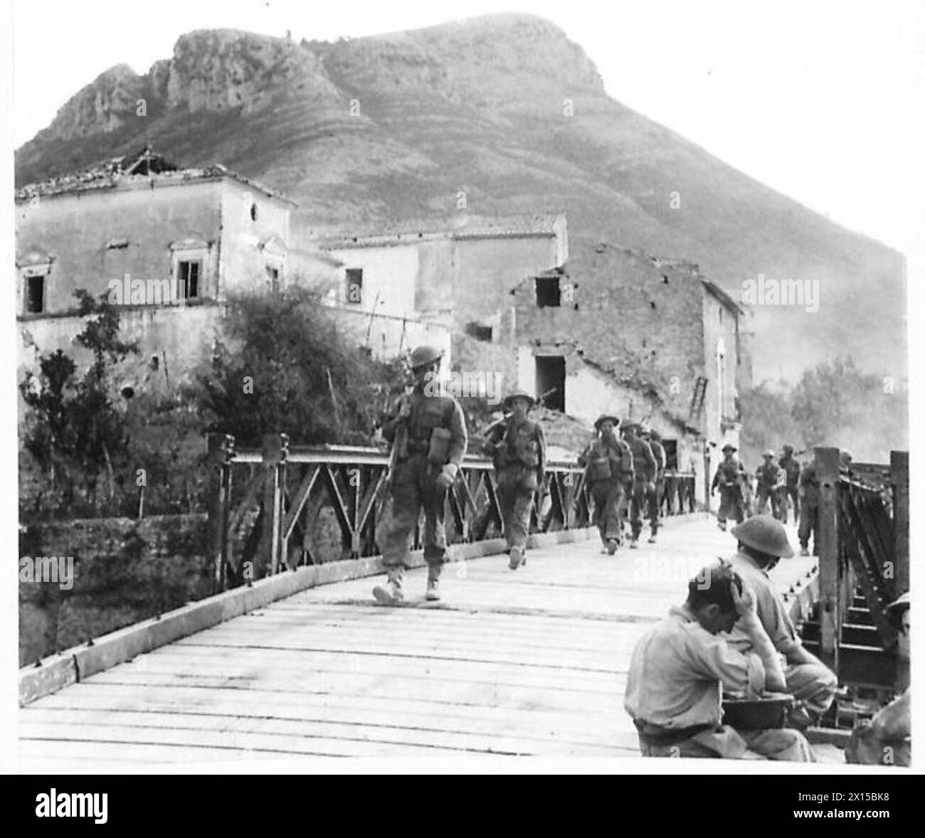 TROUPES BRITANNIQUES DANS LA RÉGION DE SALERNE - L'occupation par les Britanniques de San-Mango par l'infanterie de la reine Ils sont vus traverser un pont Bailey construit sur un pont soufflé par l'ennemi alors qu'il se retirait de l'armée britannique Banque D'Images