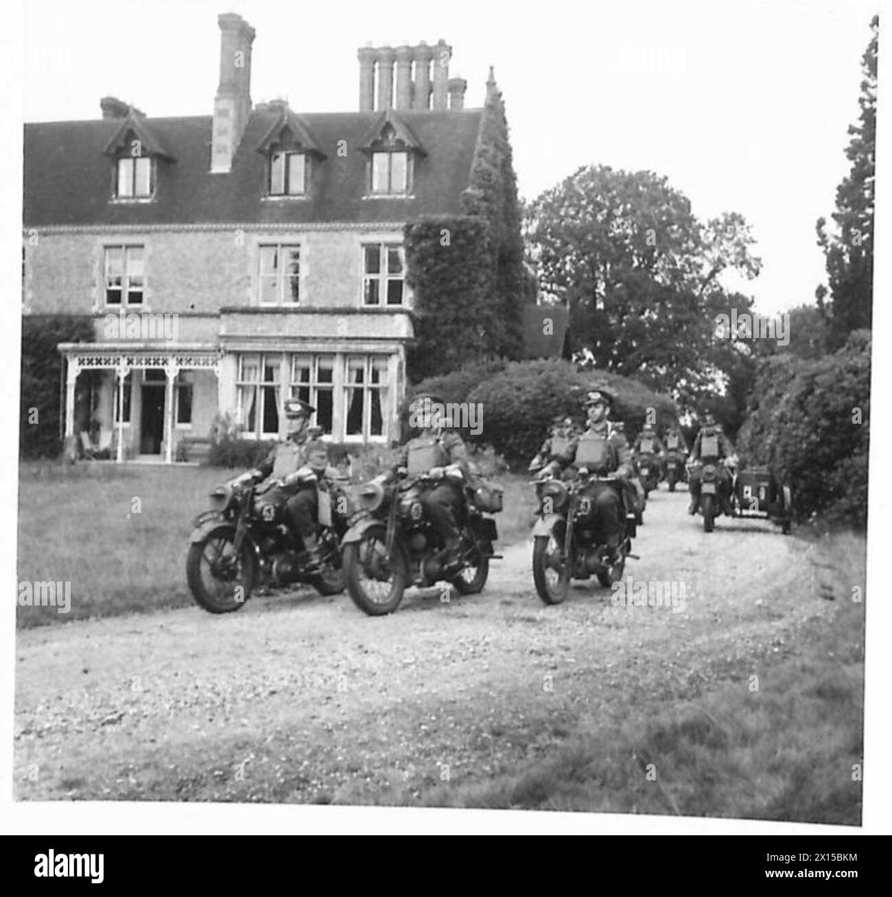 Les motocyclistes de la police militaire commencent une opération de placement de panneaux routiers, British Army. Banque D'Images