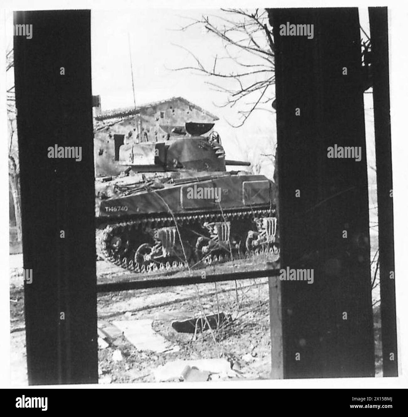 Un char Sherman de la 8e armée tire sur des points forts ennemis sur la rive nord du canal à Porto Cosini pendant les opérations de combat. Banque D'Images